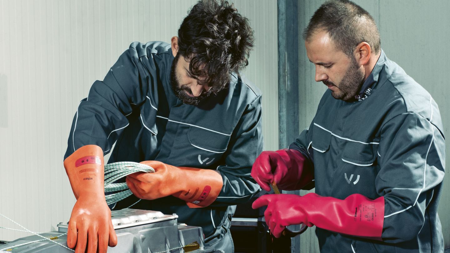 Nine mechanics wore DRYE for eight weeks. Here is what they reported.